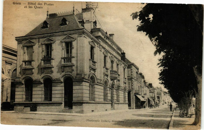 Carte postale ancienne Gien - Hotel des Postes à Gien