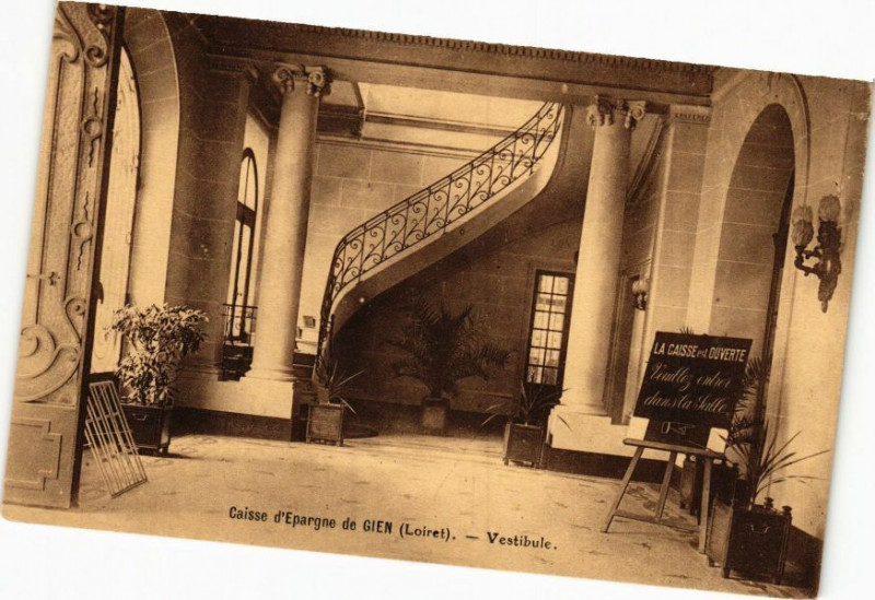 Carte postale ancienne Gien - Vestibule à Gien