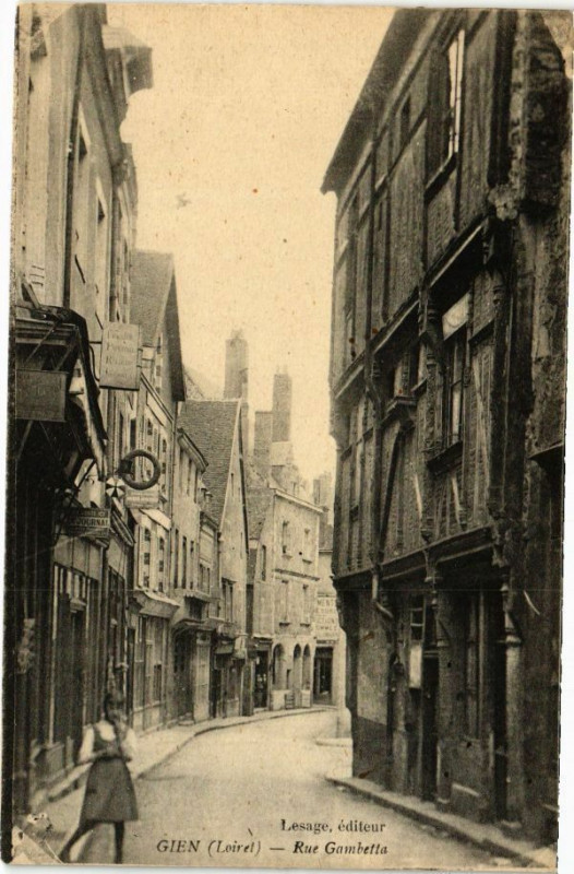 Carte postale ancienne Gien - Rue Gambetta à Gien