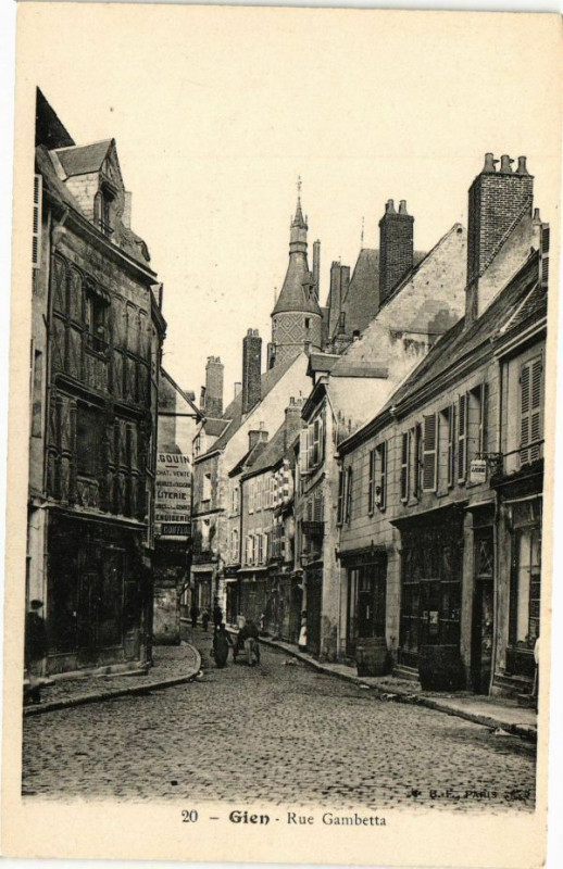 Carte postale ancienne Gien - Rue Gambetta à Gien
