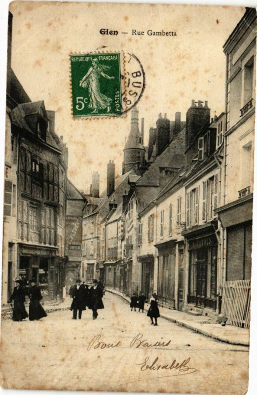 Carte postale ancienne Gien - Rue Gambetta à Gien