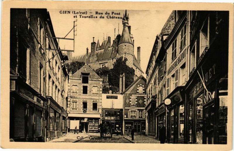 Carte postale ancienne Gien - Rue du Pont et Tourelles du Chateau à Gien