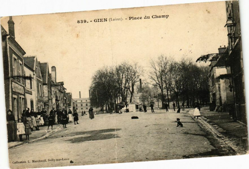 Carte postale ancienne Gien - Place du Champ à Gien
