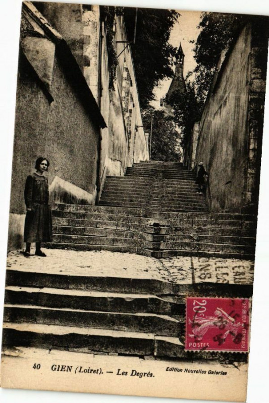 Carte postale ancienne Gien - Les Degres à Gien