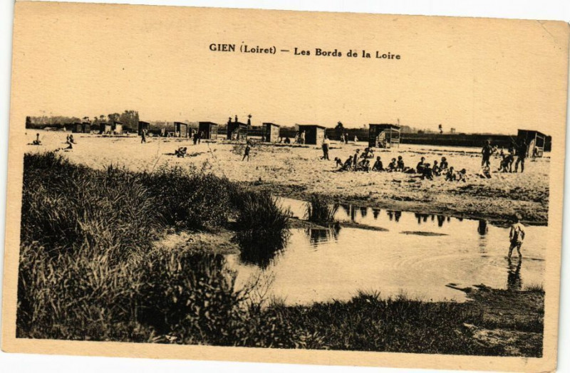 Carte postale ancienne Gien - Les Bords de la Loire à Gien