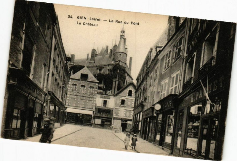 Carte postale ancienne Gien - La rue du Pont à Gien