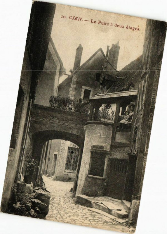Carte postale ancienne Gien - La Puits a deux etages à Gien