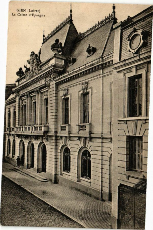 Carte postale ancienne Gien - La Caisse d'Epargne à Gien