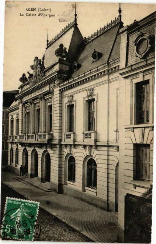 Carte postale ancienne Gien - La Caisse d'Epargne à Gien