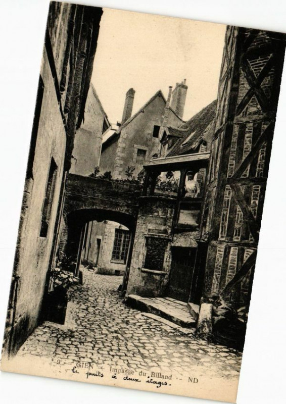 Carte postale ancienne Gien - Impasse du Billard à Gien