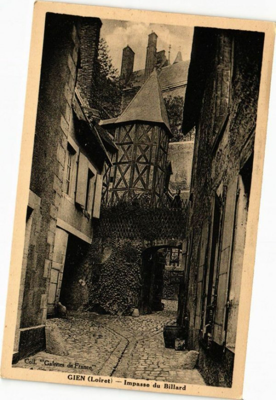 Carte postale ancienne Gien - Impasse du Billard à Gien
