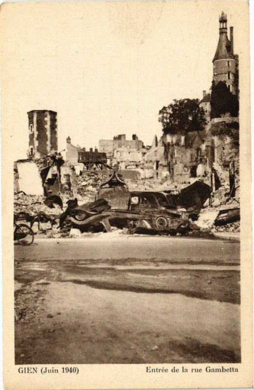 Carte postale ancienne Gien - Entrée de la rue Gambetta à Gien