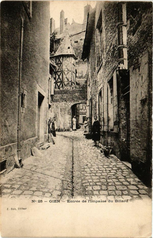 Carte postale ancienne Gien - Entrée de l'Impasse du Billard à Gien