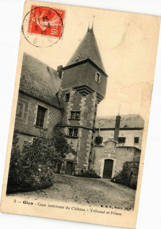 Carte postale ancienne Gien - Cour interieure du Chateau à Gien