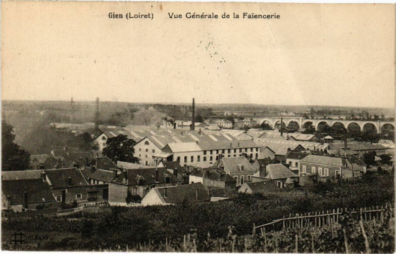Carte postale ancienne Gien - Vue générale de la Faienoerie à Gien