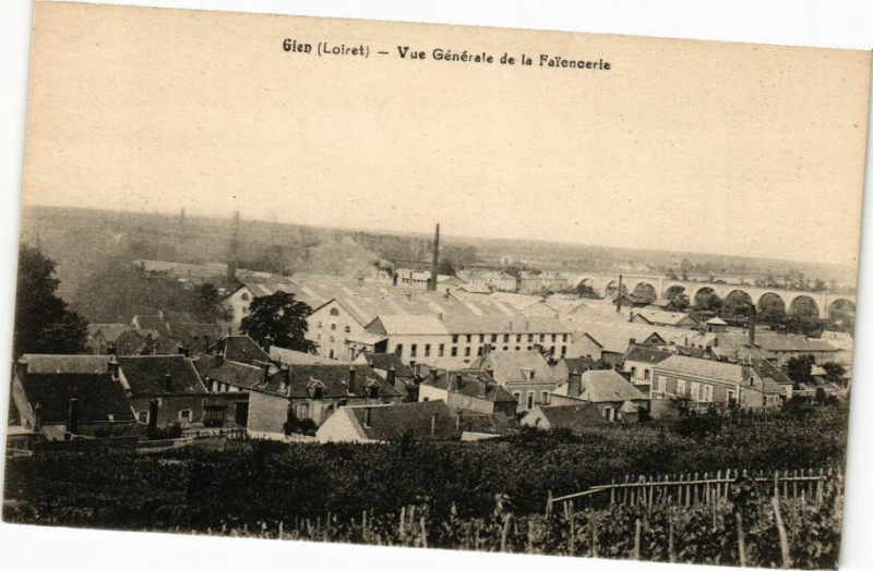 Carte postale ancienne Gien - Vue générale de la Faienoerie à Gien