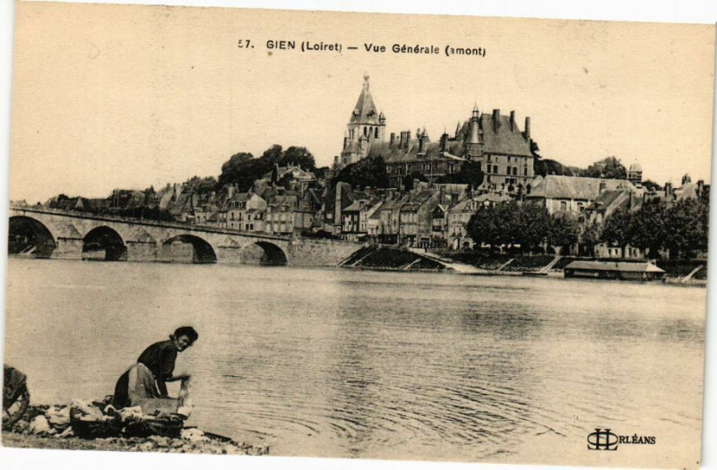 Carte postale ancienne Gien - Vue générale à Gien