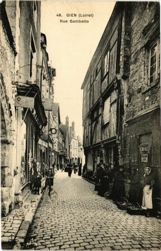 Carte postale ancienne Gien - Rue Gambetta à Gien