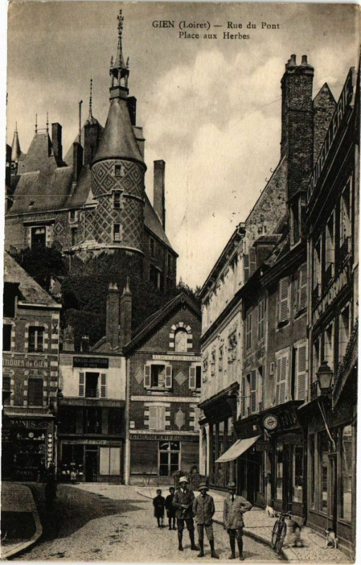 Carte postale ancienne Gien - Rue du Pont à Gien