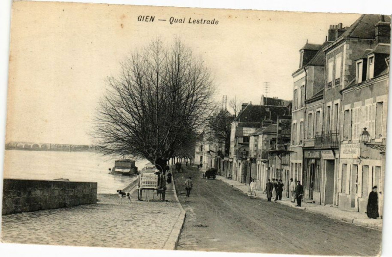 Carte postale ancienne Gien - Quai Lestrade à Gien