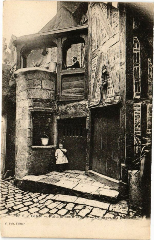 Carte postale ancienne Gien - Puits deux etages à Gien