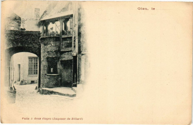 Carte postale ancienne Gien - Puits a deux etages à Gien