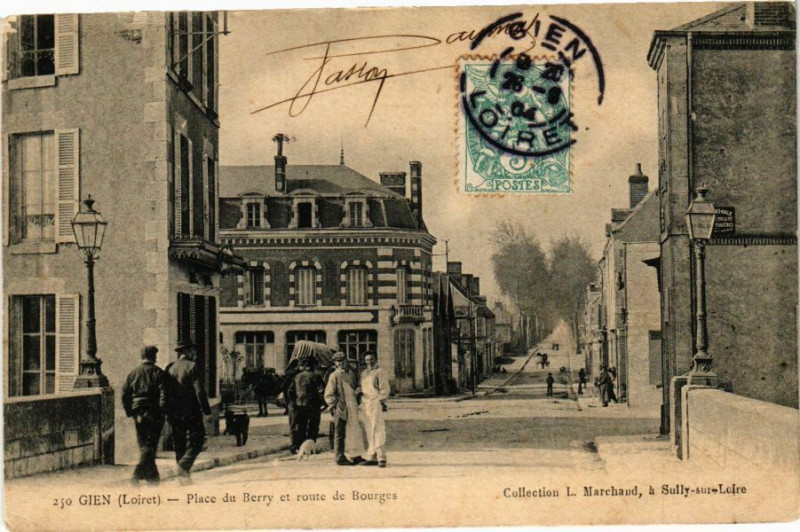 Carte postale ancienne Gien - Place du Berry et route de Bourges à Gien