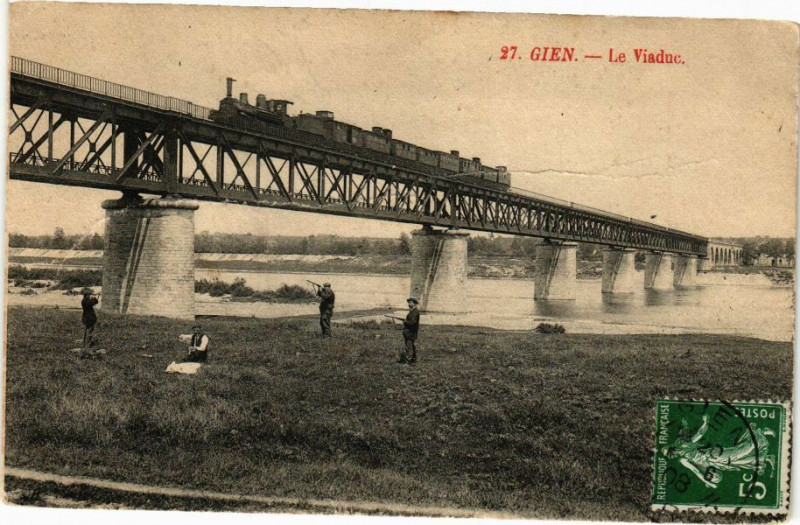 Carte postale ancienne Gien - Le Viaduc à Gien