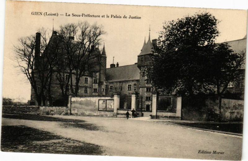 Carte postale ancienne Gien - La Sois prefecture à Gien