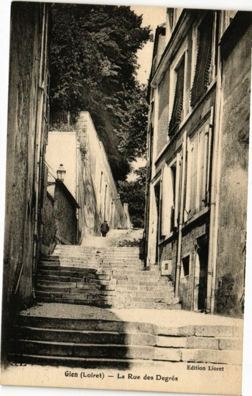 Carte postale ancienne Gien - La Rue des Degres à Gien