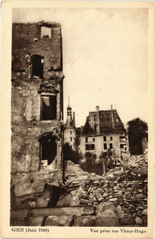 Carte postale ancienne Gien - Vue prise rue Victor-Hugo à Gien