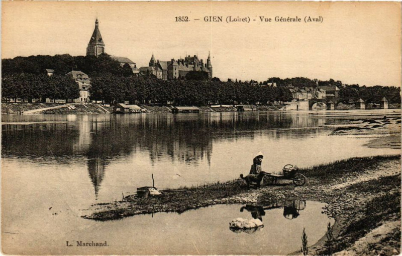 Carte postale ancienne Gien - Vue générale à Gien