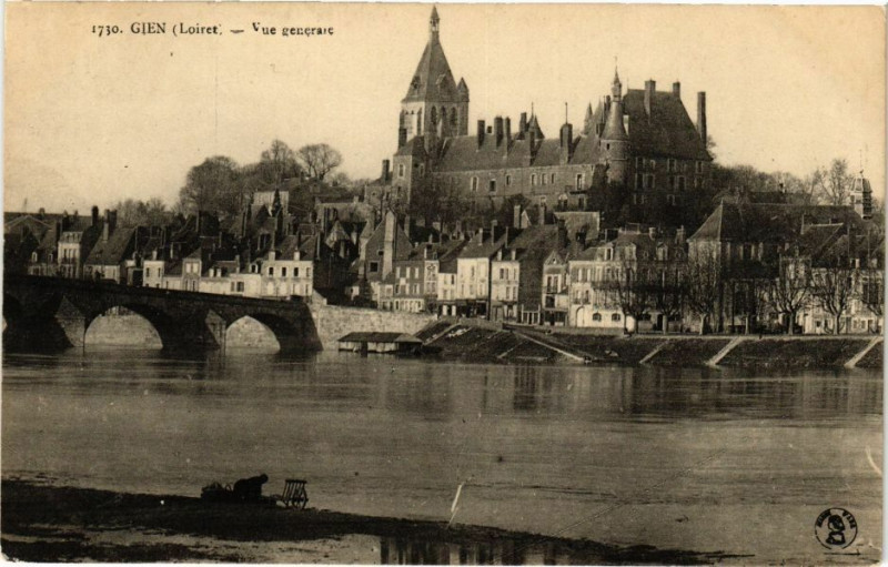 Carte postale ancienne Gien - Vue générale à Gien