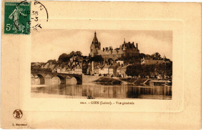 Carte postale ancienne Gien - Vue générale à Gien