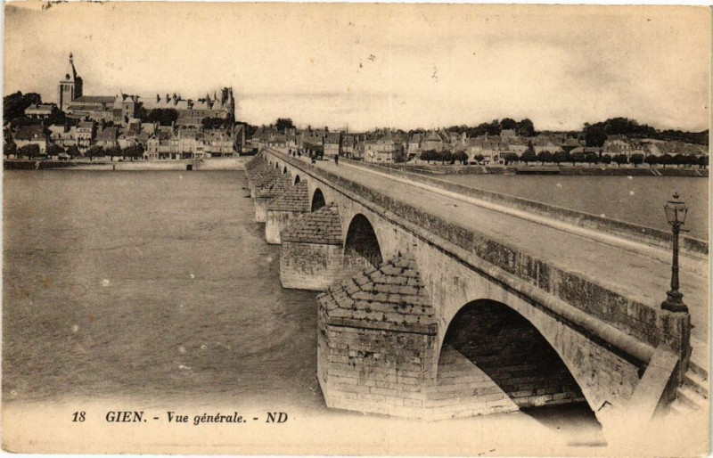 Carte postale ancienne Gien - Vue générale à Gien