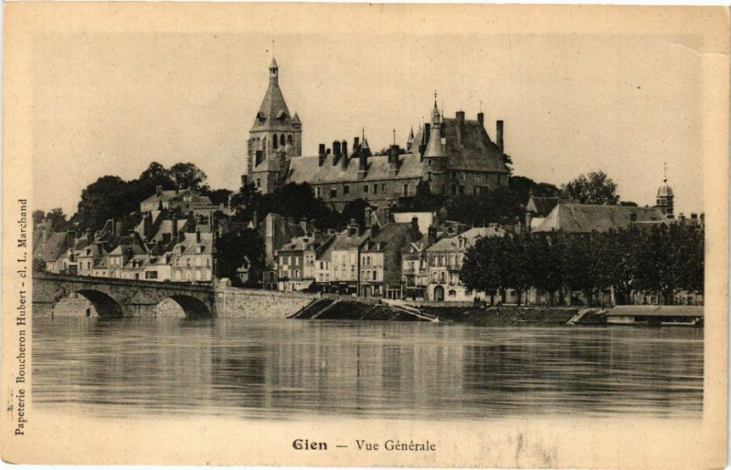 Carte postale ancienne Gien - Vue générale à Gien