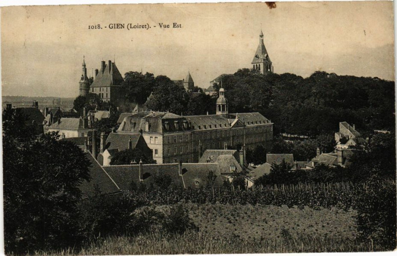 Carte postale ancienne Gien - Vue est à Gien