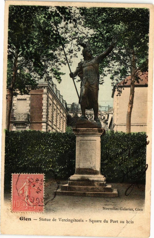 Carte postale ancienne Gien - Statue de Vercingetroix à Gien