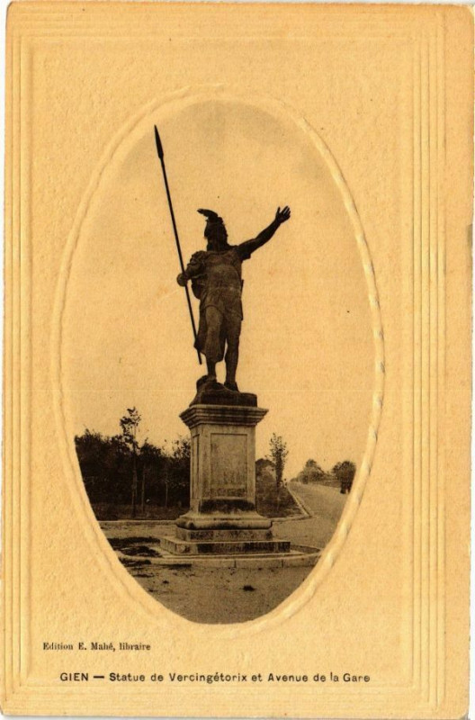 Carte postale ancienne Gien - Statue de Vercingetorix à Gien