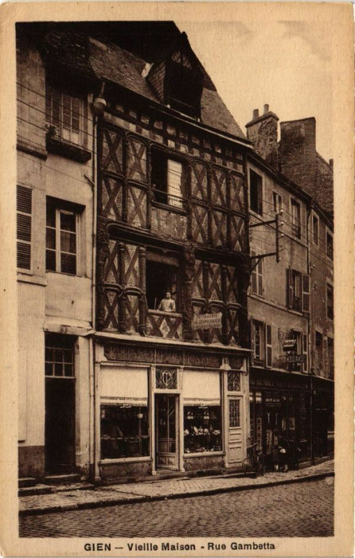 Carte postale ancienne Gien - Rue Gambetta à Gien