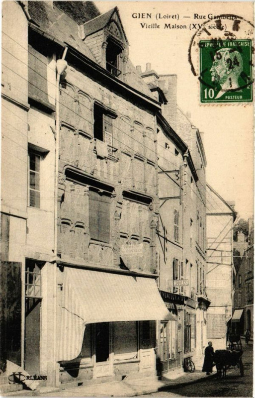 Carte postale ancienne Gien - Rue Gambetta à Gien