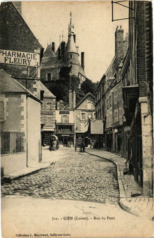 Carte postale ancienne Gien - Rue du Pont à Gien