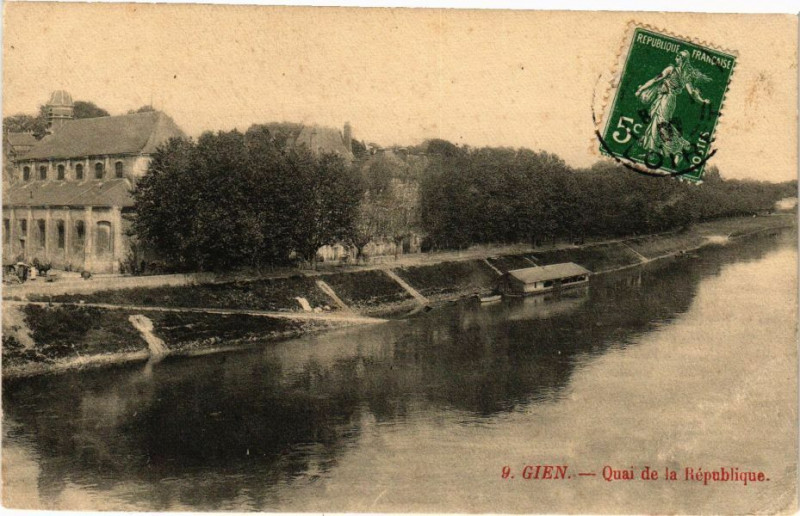 Carte postale ancienne Gien - Quai de la Republique à Gien