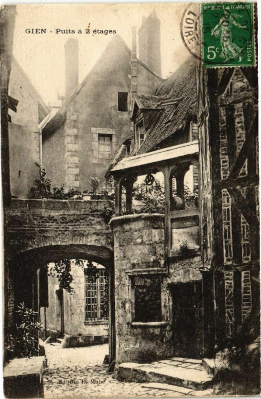 Carte postale ancienne Gien - Puits a 2 etage à Gien