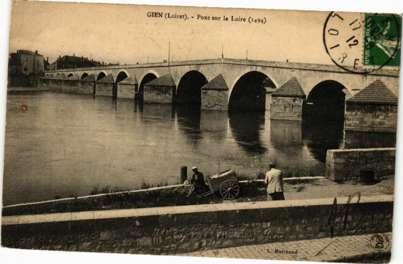 Carte postale ancienne Gien - Pont sur la Loire à Gien