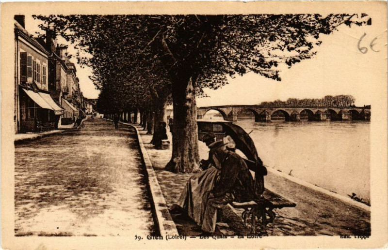 Carte postale ancienne Gien - Les Quais à Gien