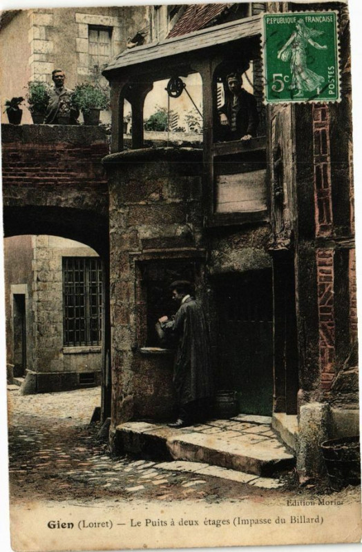Carte postale ancienne Gien - Le puits a deux etages à Gien