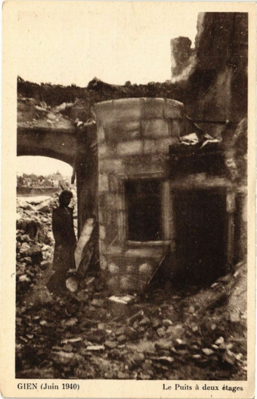Carte postale ancienne Gien - Le Puits a deux etages à Gien