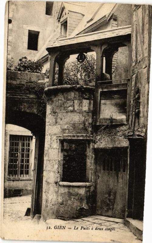 Carte postale ancienne Gien - Le puits a deux etages à Gien