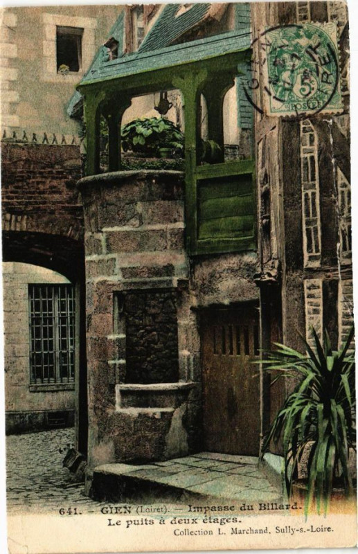 Carte postale ancienne Gien - Le puits a deux etages à Gien